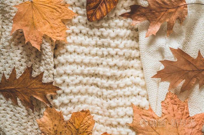 一堆秋叶编织的衣服,温暖的背景,针织品,文本的空间照片-正版商用图片
