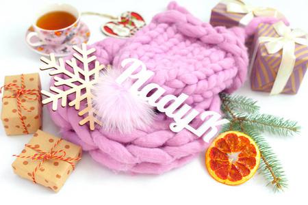 手工织品手工针织品组合,带有柔和颜色的暖帽照片
